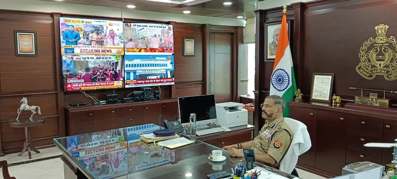 Holi 2025: डीजीपी प्रशांत कुमार पहुंचे यूपी पुलिस मुख्यालय के कंट्रोल रूम, होली और जुम्मे की नमाज को लेकर ली जानकारी