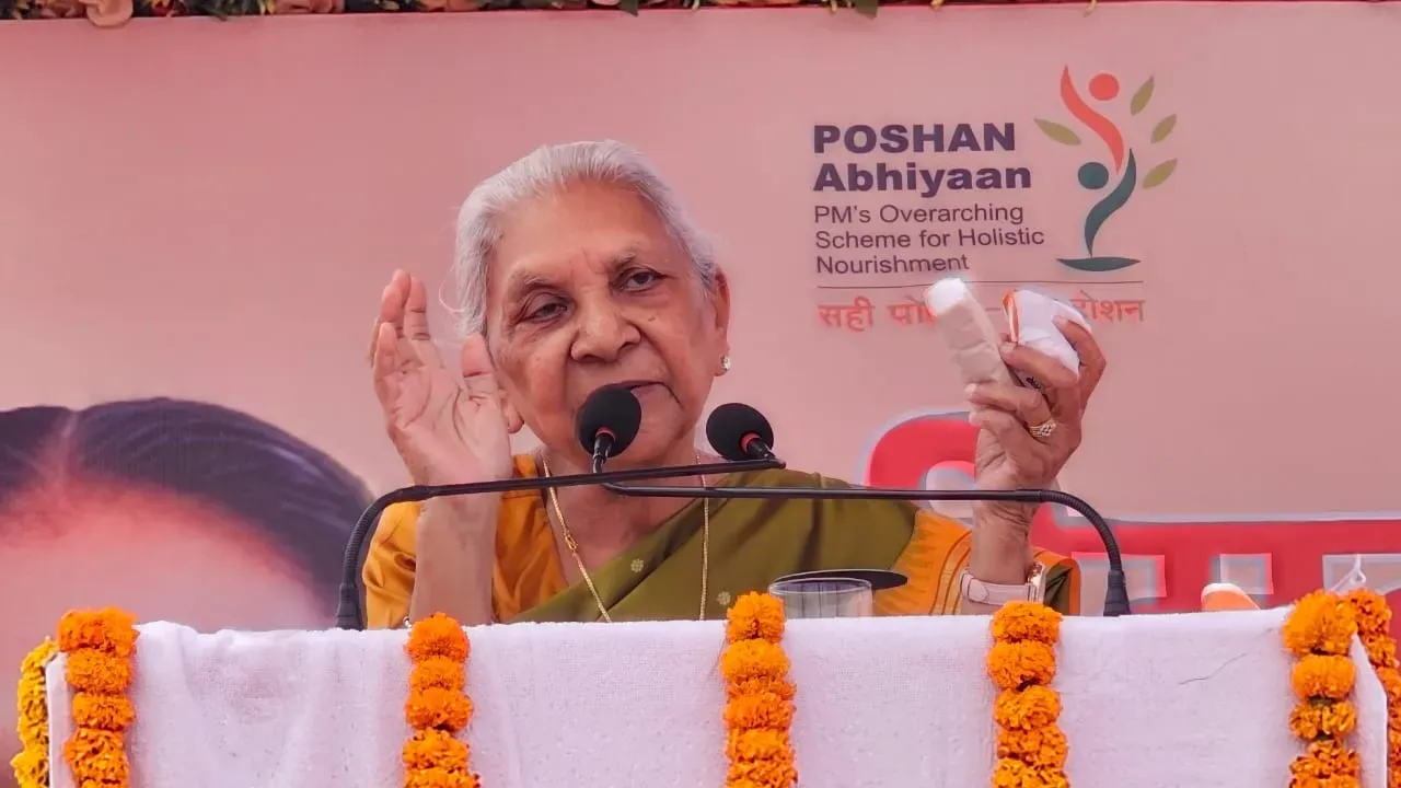 Kushinagar News: राज्यपाल आनंदी बेन पटेल पहुंची कुशीनगर, स्कूल में बांटे हेल्थ किट्स, महिला सशक्तिकरण पर दिया जोर