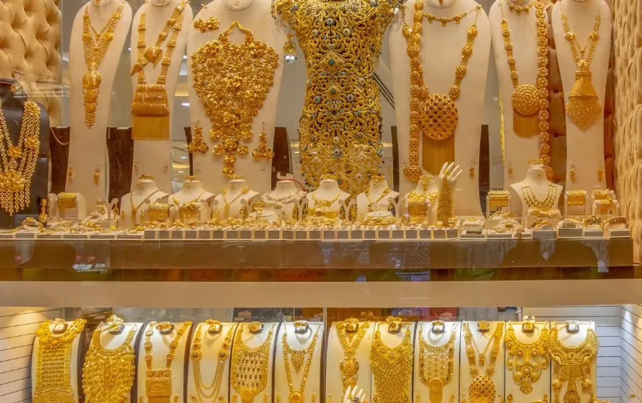 Gold Rate Today: डिजाइनर ज्वैलरी का सपना पूरा करें! सोना-चांदी की दाम में गिरावट, आज खरीदारी का सही मौका