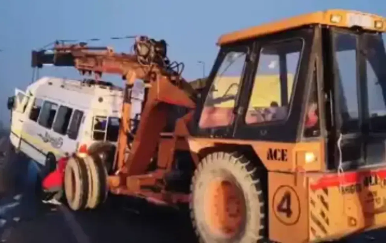 Etawah Bus Accident : महाकुंभ से लौट रही बस की ट्रक से टक्कर, दो श्रद्धालुओं की मौत, कई घायल