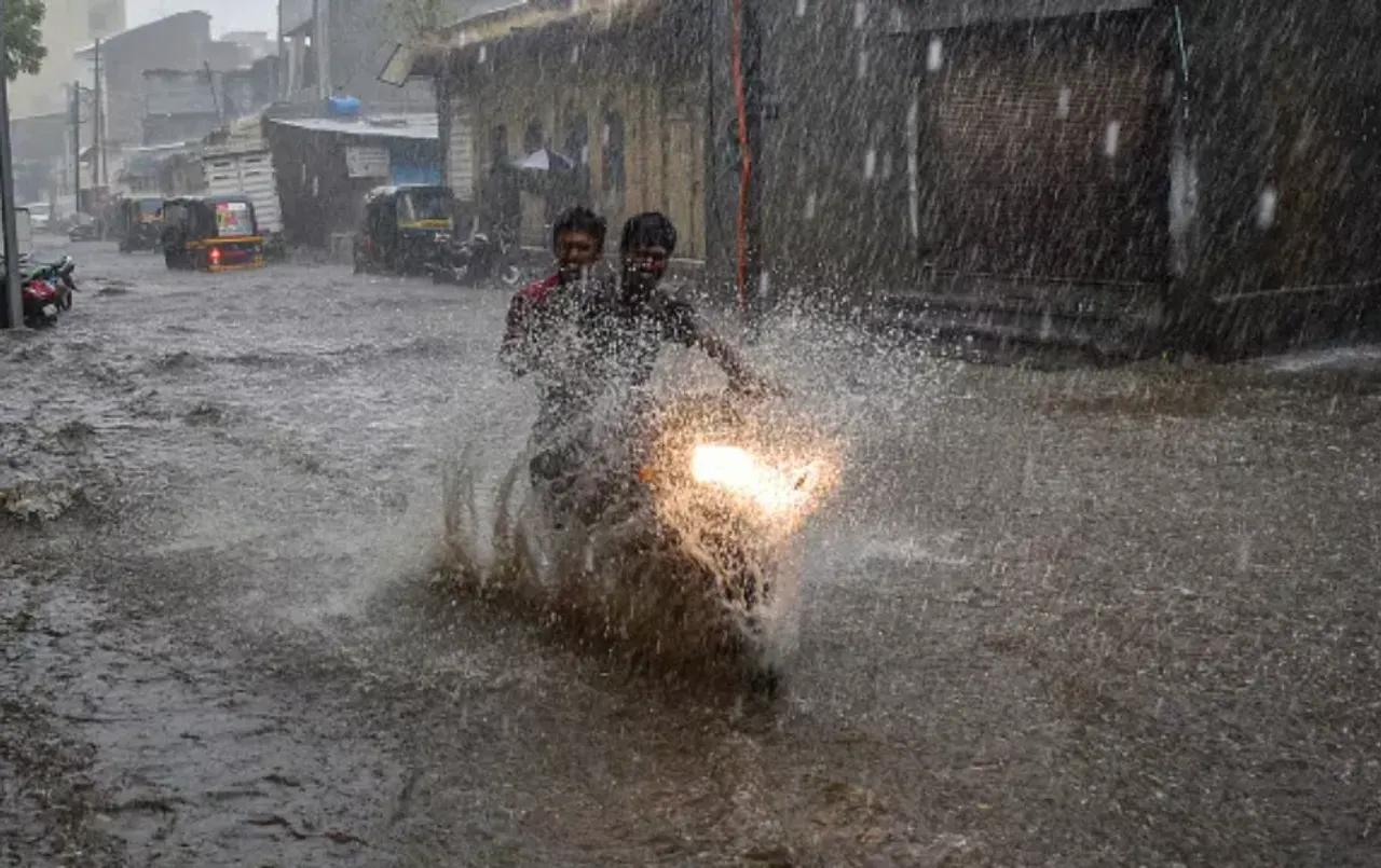 UP Aaj Ka Mousam: यूपी में भारी बारिश से टूटा 10 साल का रिकॉर्ड, 56 जिलों में झमाझम बारिश, प्रयागराज में डूब गई कोतवाली