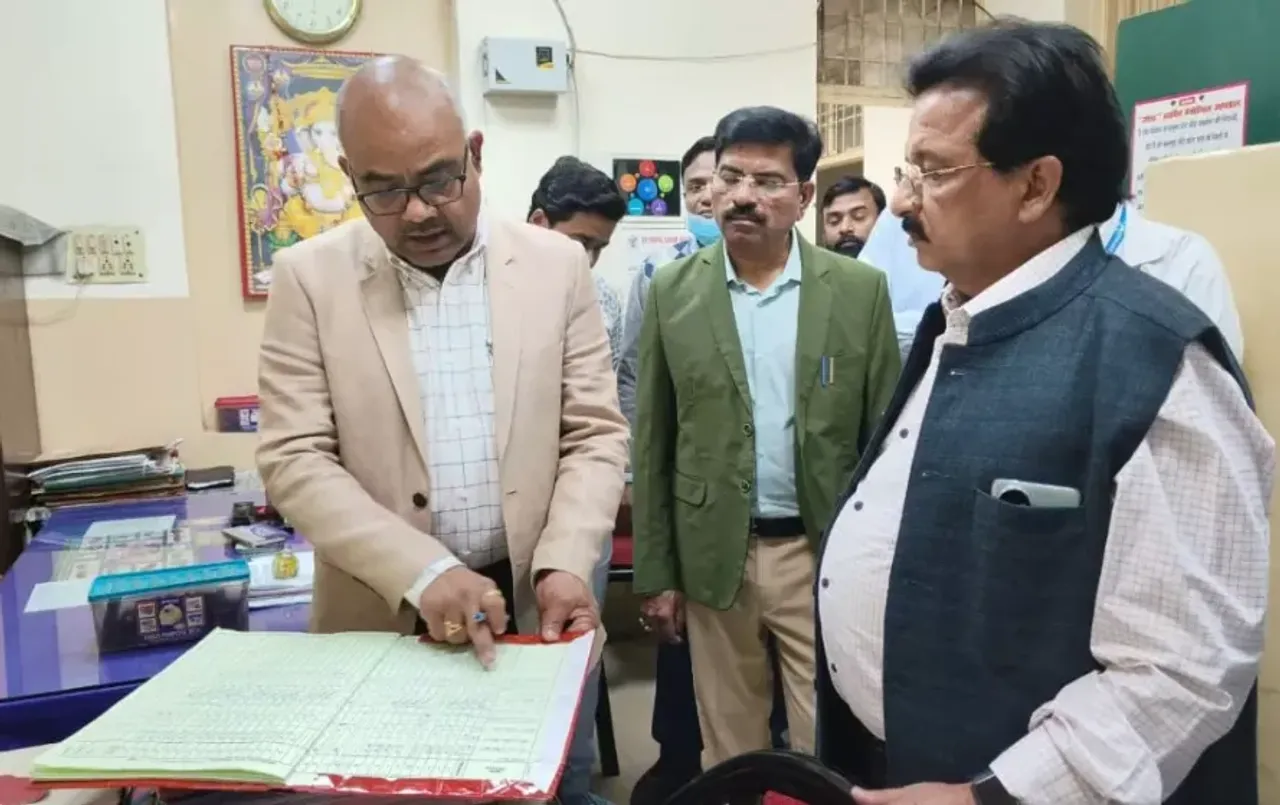 Kanpur News: कानपुर के उर्सला अस्पताल में डीएम ने मारा छापा, डॉक्टर नदारद, जमीन पर बैठे मिले मरीज