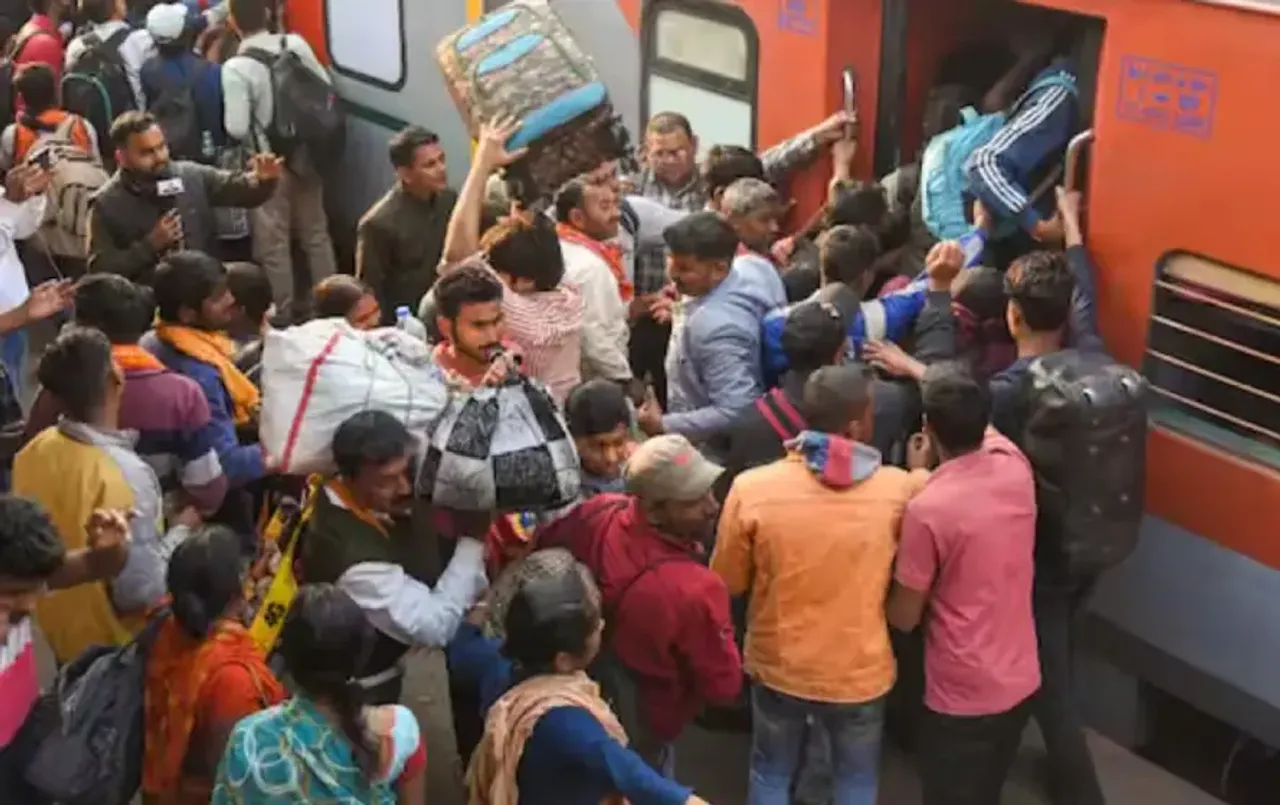 Indian Railways New Ticket Rule: ट्रेन में भीड़ घटाने का फॉर्मूला, जनरल टिकट पर सीमित संख्या में ट्रेवल कर पाएंगे यात्री