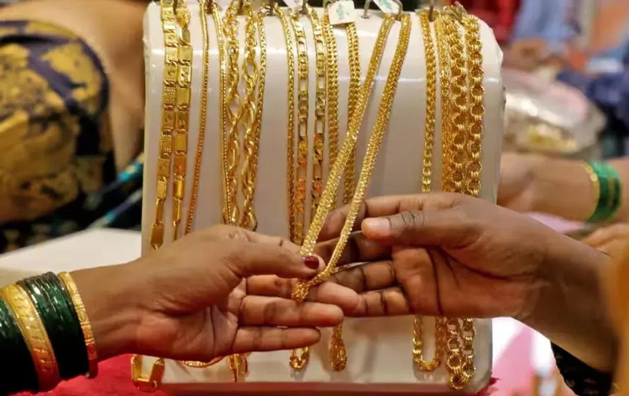 Gold Rate Today: सस्ता हुआ सोना, चांदी के दाम भी लुढ़के, जानिए कितनी कम हुई गोल्ड की कीमत