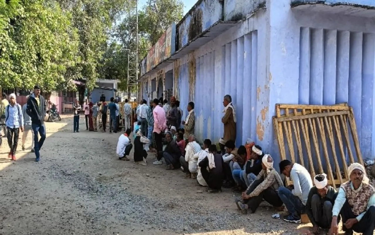 एमपी के कृषि मंत्री के गृह जिले में किसान परेशान: खाद के लिए रात 2 बजे से लग रही लाइन, टोकन के लिए लगी कतारें