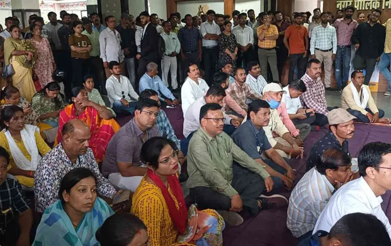 CG News: जोन 8 में गुंडागर्दी के खिलाफ फूटा निगमकर्मियों का गुस्सा, कामकाज बंद कर दिया धरना, कलेक्टर को सौंपेंगे ज्ञापन