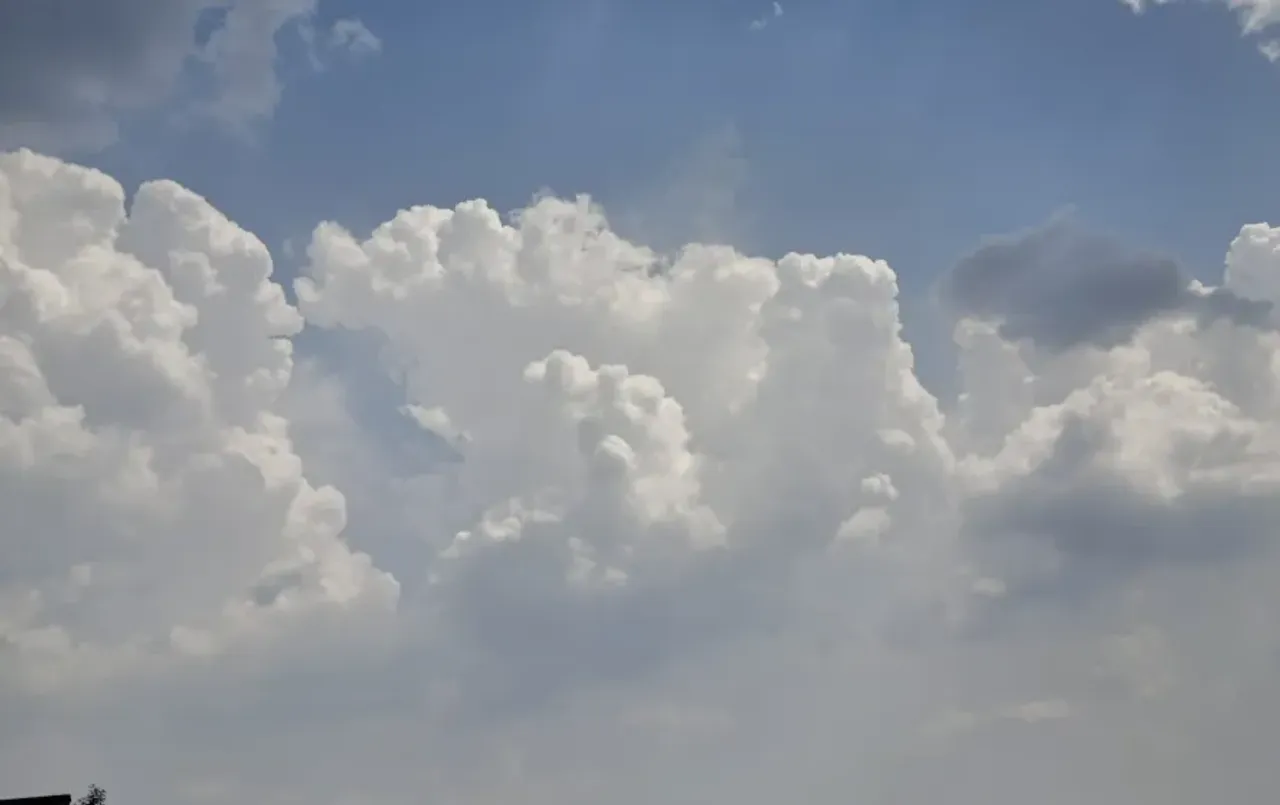 UP Weather Today: यूपी में मौसम का पारा हाई, तापमान 42 के पार, कुछ इलाको में भारी बारिश की संभावना