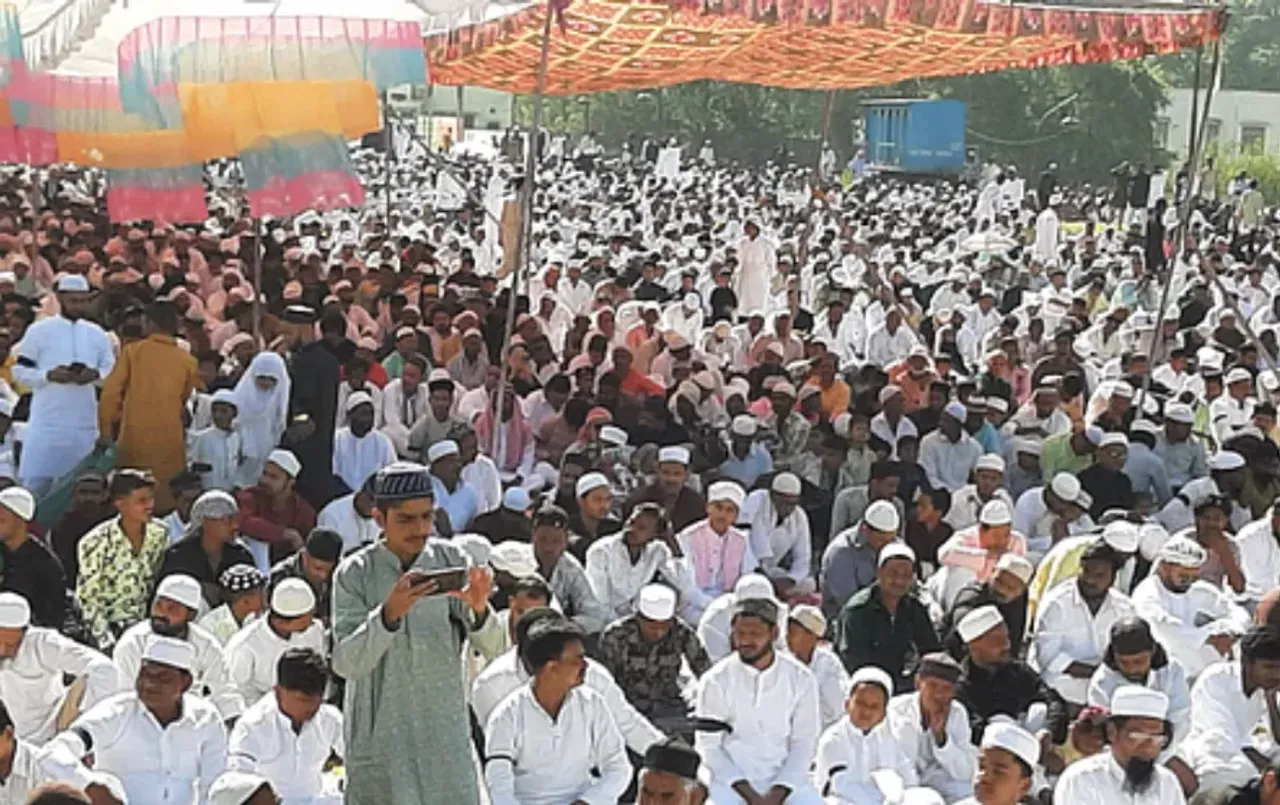 Eid in Lucknow: लखनऊ सहित अवध क्षेत्र में नमाज के साथ मनाई गई ईद, काली पट्टी के साथ पहुंचे नामाजी