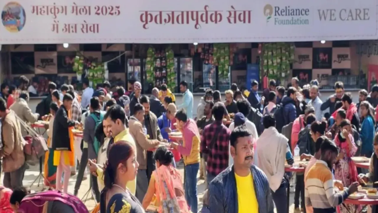 Mahakubh 2025: रिलायंस कर रहा है महाकुंभ में लाखों तीर्थयात्रियों की सेवा, हर रोज हजारों को परोसा जा रहा है मुफ्त भोजन