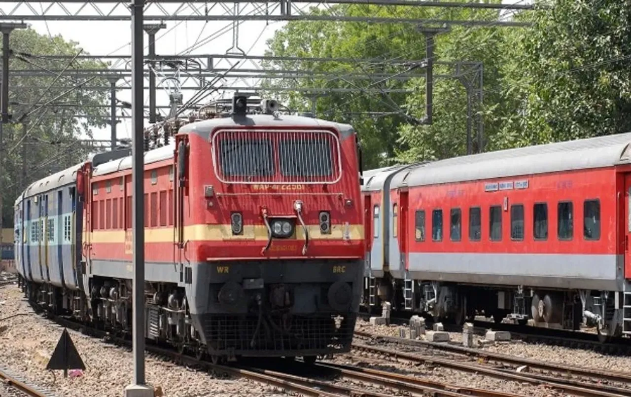 Mahakumbh Stampede: प्रयागराज जा रही स्पेशल ट्रेन रद्द नहीं, भारतीय रेलवे की आई सफाई