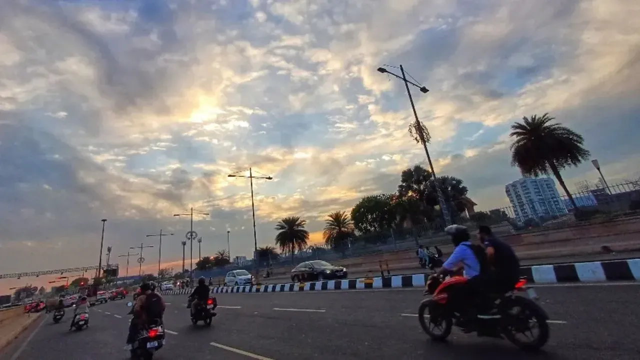 UP Weather Update: उत्तर प्रदेश में बदला मौसम का मिजाज, कहीं बारिश, कहीं कोहरा, जानें अगले 24 घंटे का हाल