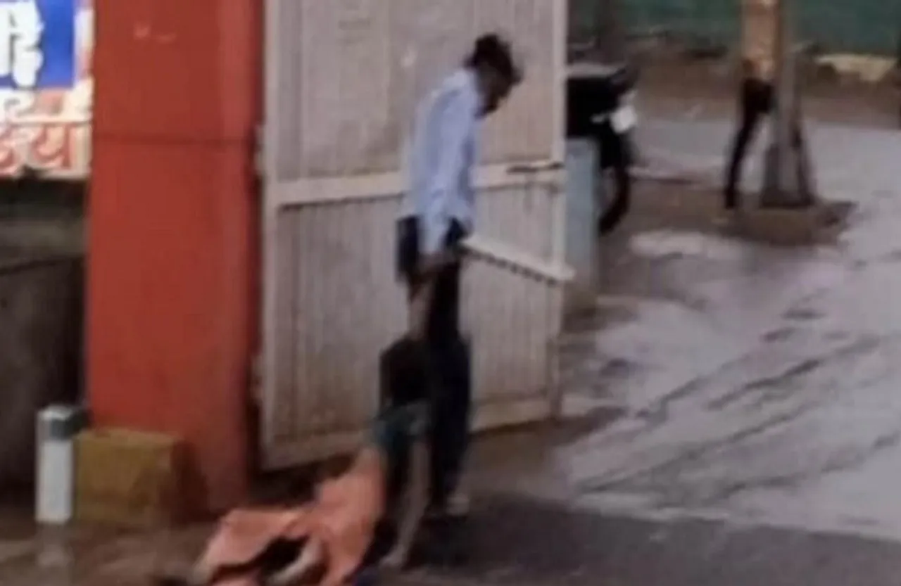 जिला अस्पताल में बदसलूकी, गार्ड ने महिला को 300 मीटर घसीटकर किया बाहर