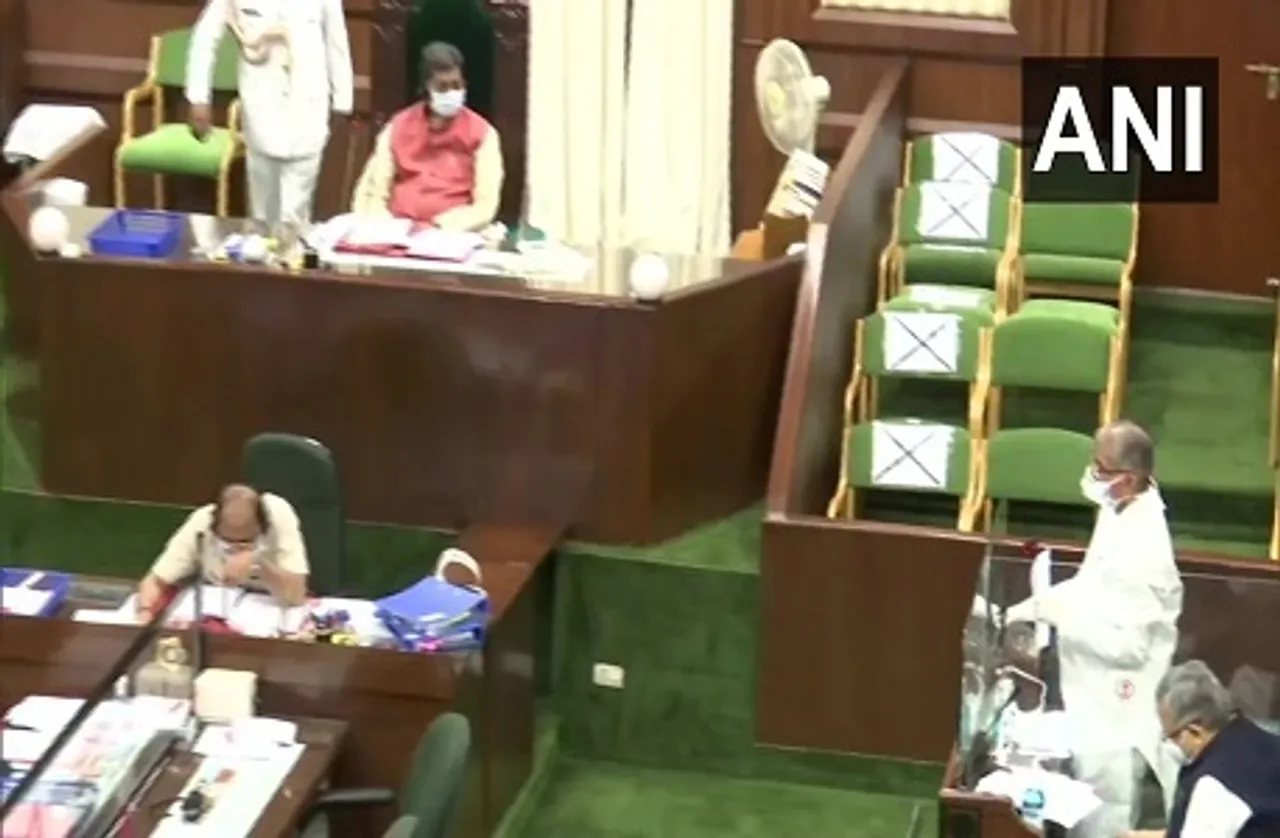 कोरोना का डर: सदन में मास्क और शील्ड लगाकर पहुंचे विधायक