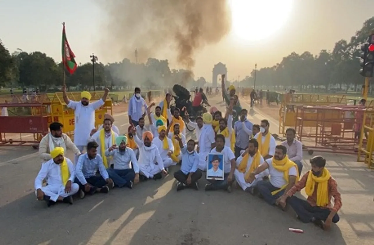कृषि बिल के खिलाफ किसानों का 'हल्लाबोल', कांग्रेस कार्यकर्ताओं ने राजपथ पर ट्रैक्टर में लगाई आग
