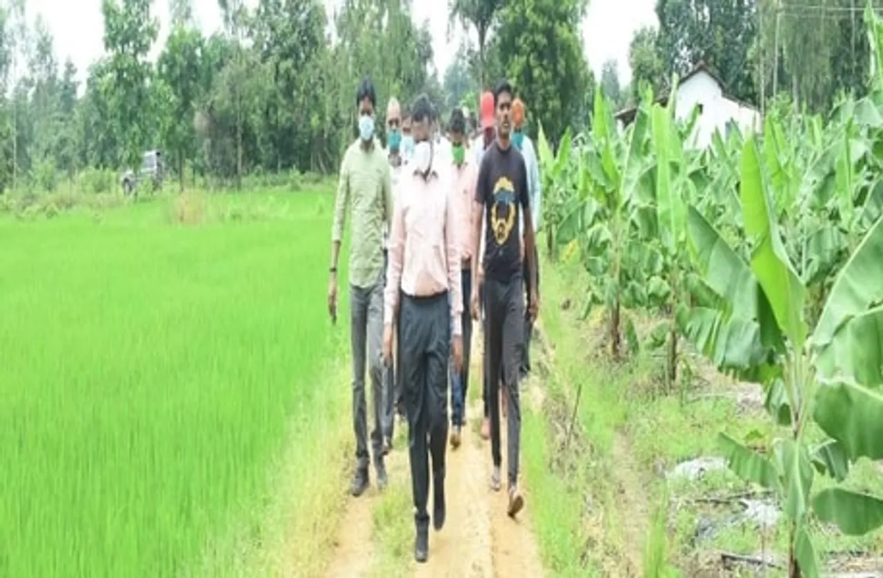 गिरदावरी के लिए खेतों में पहुंचे कलेक्टर, खेती के लिए किसानों को किया प्रोत्साहित