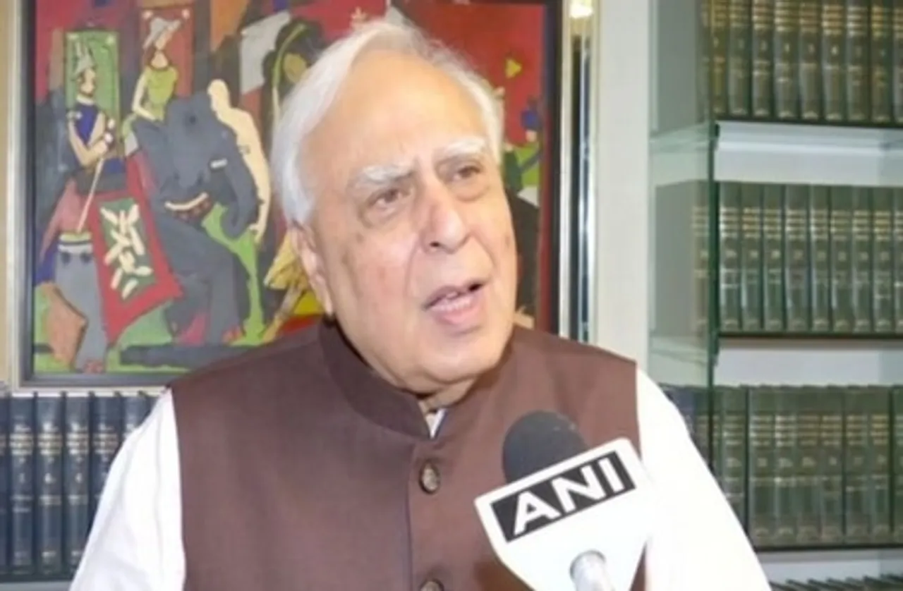 कपिल सिब्ब्ल छोड़ेंगे पार्टी? ट्विटर प्रोफाइल से हटाया 'कांग्रेस'