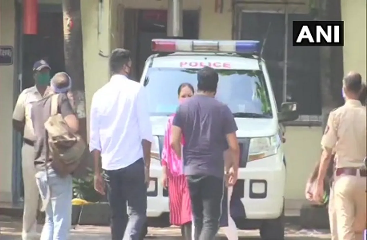 Anurag Kashyap अनुराग कश्यप से मुंबई के वर्सोवा थाने में पूछताछ जारी, फिल्ममेकर ने पुलिस के सामने किया ये खुलासा