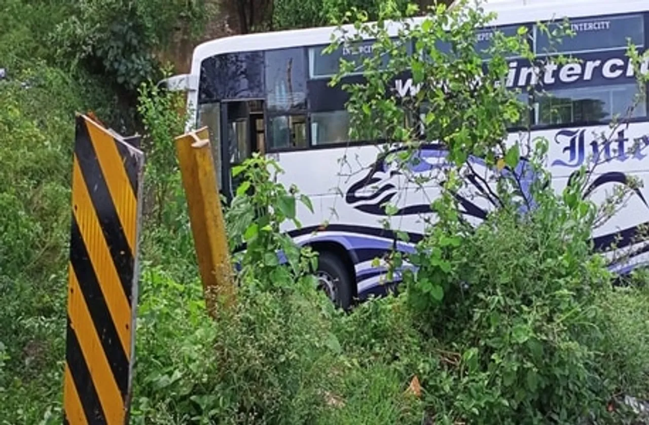 इंदौर से रीवा जा रही यात्री बस पलटी, 12 यात्री घायल