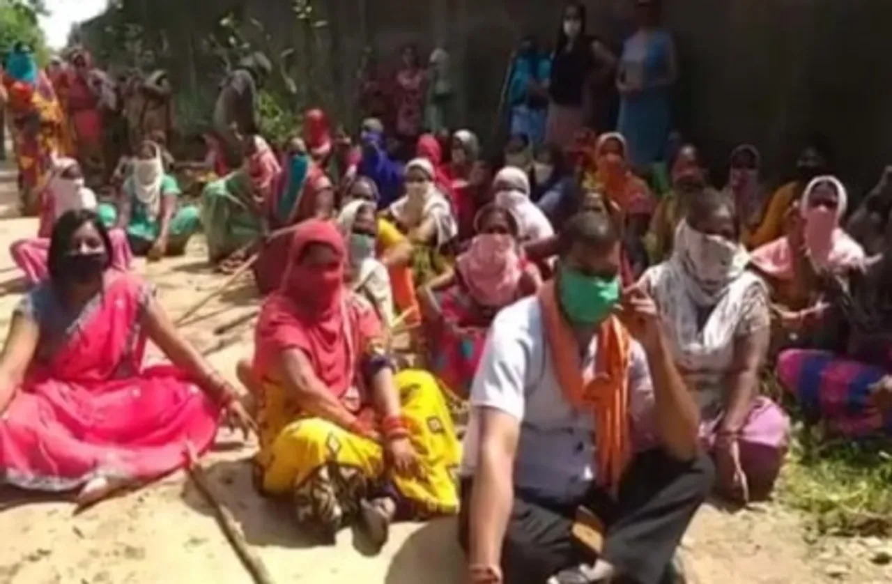 कोरोना संक्रमित का शव जलाने को लेकर हंगामा, धरने पर बैठे ग्रामीण