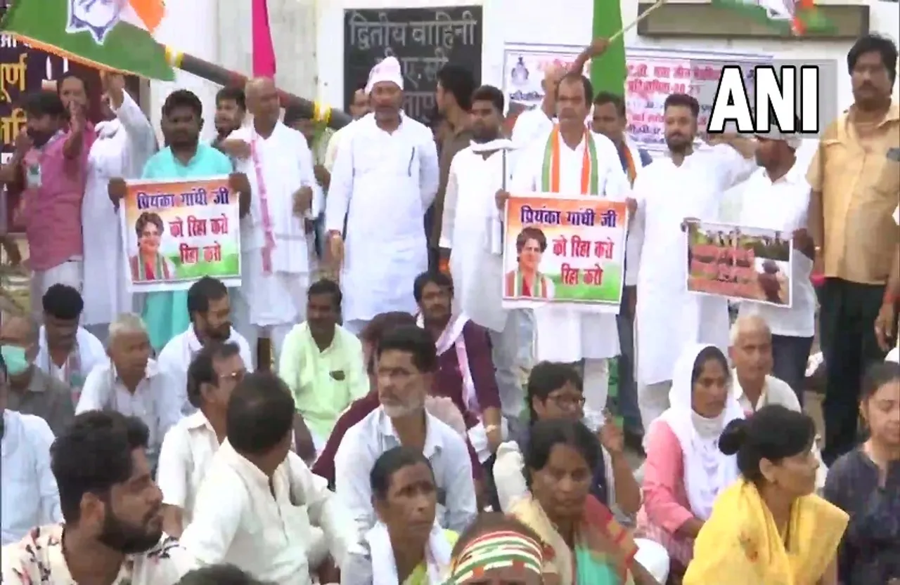 Lakhimpur Kheri violence: प्रियंका गांधी की रिहाई की मांग में कांग्रेस का प्रदर्शन, झाड़ू लगाकर जताया विरोध
