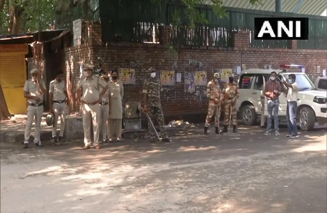 Delhi News: आतंकवादी पकड़े जाने के बाद पुलिस ने नोएडा बॉर्डर पर बढ़ाई गई सुरक्षा, चाक-चौबंद के पुख्ता इंतजाम