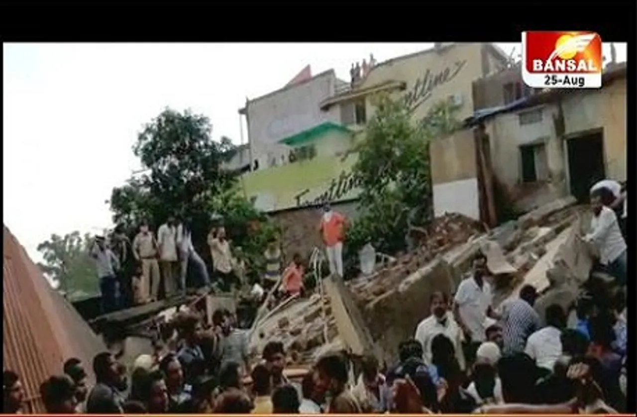 देवास में गिरी 2 मंजिला इमारत, 6 लोगों को निकाला बाहर, रेस्क्यू जारी