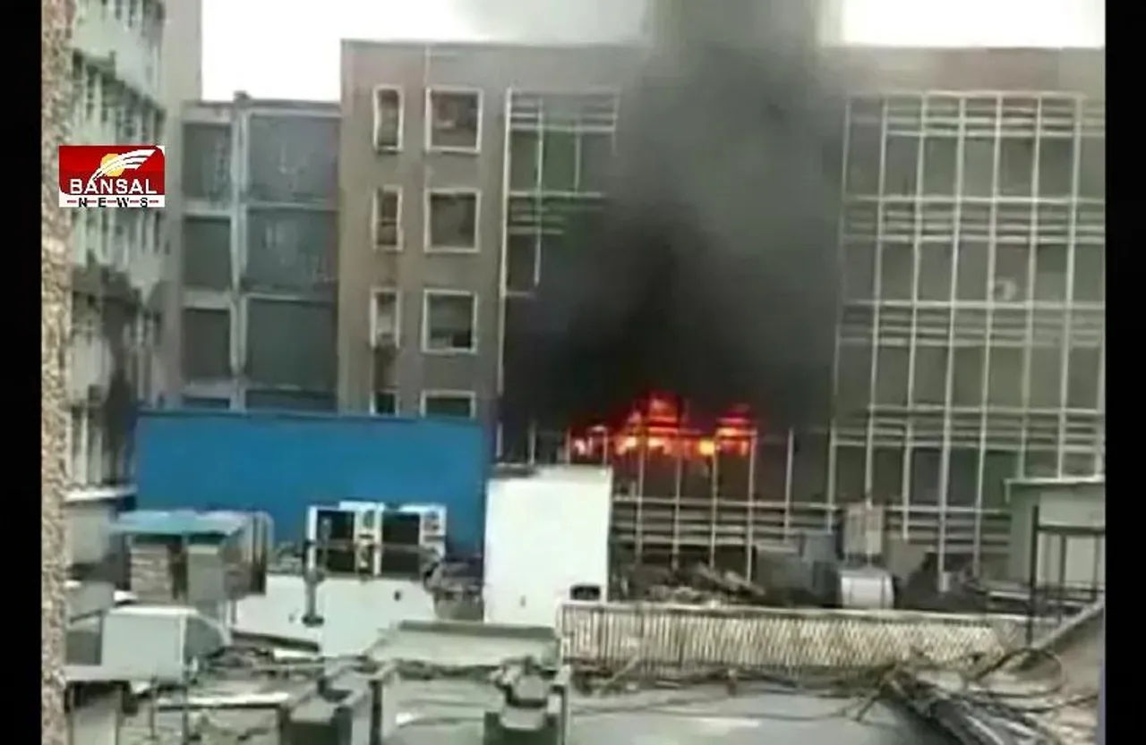 Fire in AIIMS Delhi: अस्पताल के इमरजेंसी वार्ड में लगी भीषण आग, वेंटिलेटर पर भर्ती मरीजों को किया गया शिफ्ट