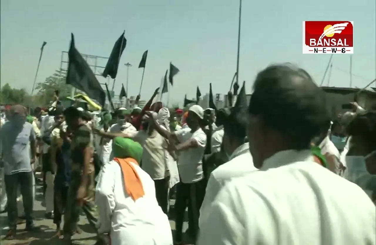 Farmer's Black Day: कृषि कानूनों के खिलाफ किसानों ने फहराए 'काले झंडे', गाजीपुर और सिंधु बॉर्डर पर प्रदर्शन जारी