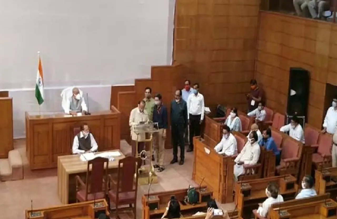 कांग्रेस विधायक अजय टंडन ने ली शपथ, विधानसभा अध्यक्ष गिरीश गौतम ने दिलवाई शपथ