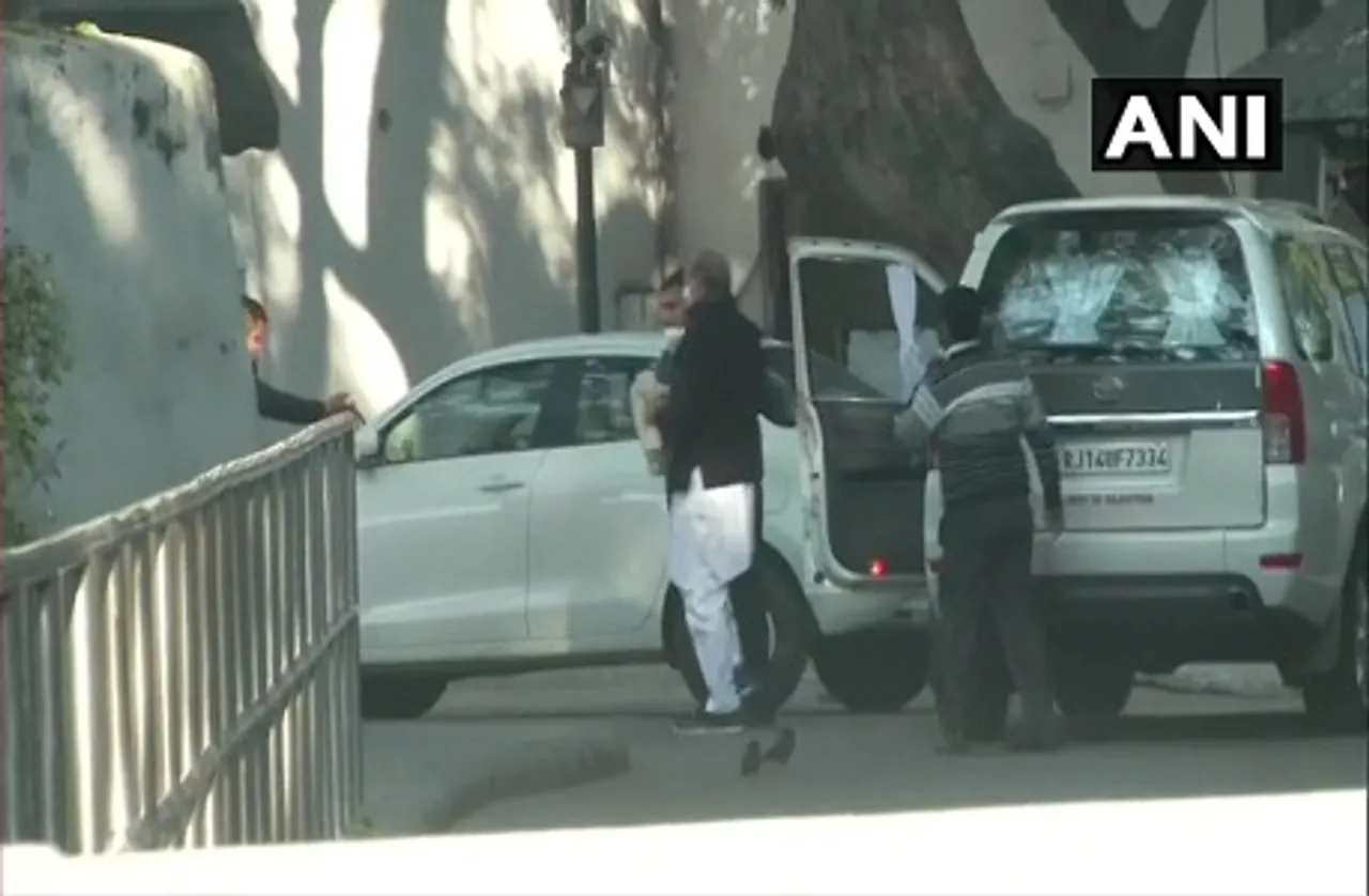 Sonia Gandhi Meeting : सोनिया गांधी के आवास पर चल रही पार्टी नेताओं की बैठक,राहुल और प्रियंका भी मौजूद