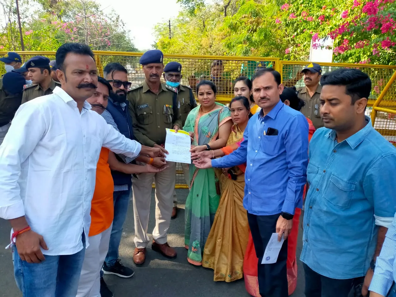 Mantri Bisahulal Singh Ka Vivadit Bayan :मंत्री के बंगले पर नारेबाजी कर श्री राजपूत महापंचायत ने सौंपा ज्ञापन