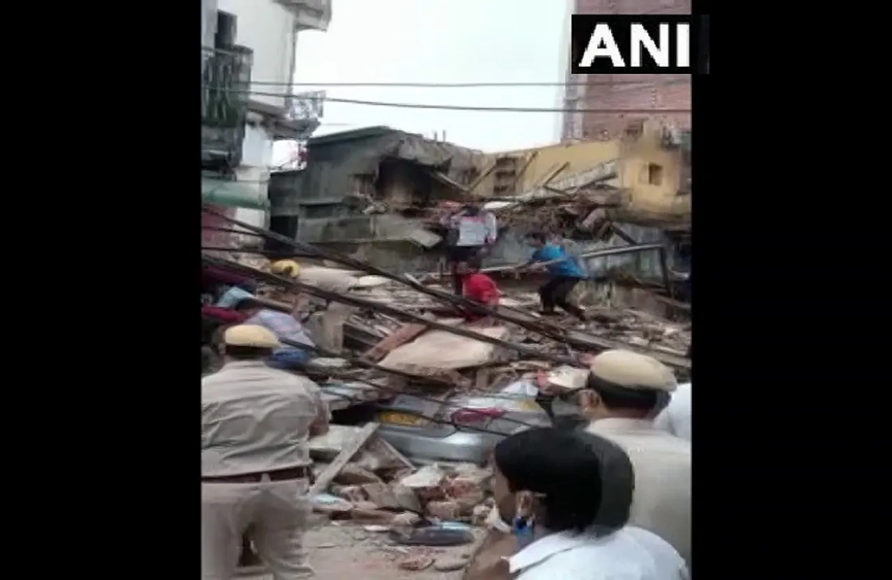 Delhi Breaking: राजधानी के सब्जी मंडी इलाके में बड़ा हादसा, चार मंजिला इमारत ढही