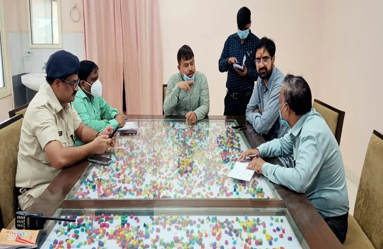 Pradhuman Singh Tomar : सड़क की दुर्दशा देखकर नाराज मंत्री ने अधिकारी को पहनाई माला