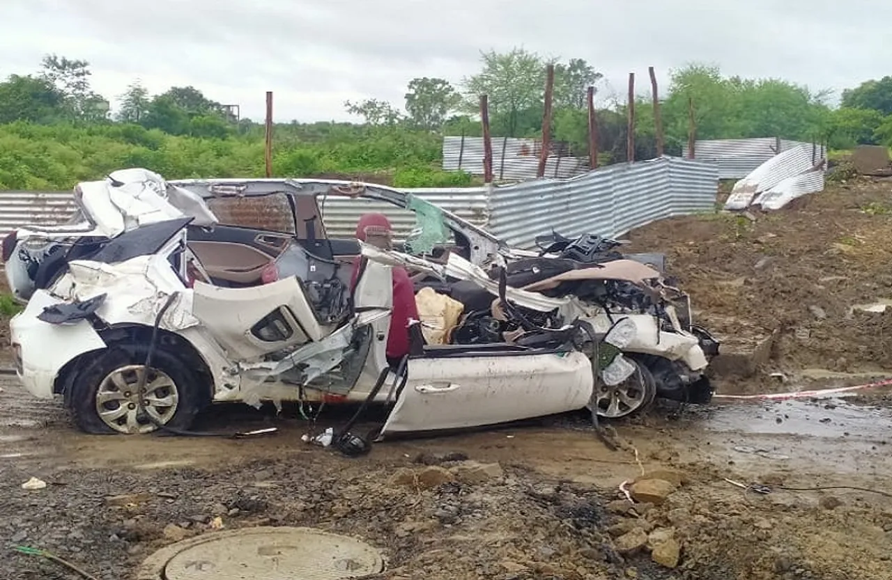 Noida Car Accident: कार पलटने से एक व्यक्ति की मौत, दो घायल का उपचार जारी