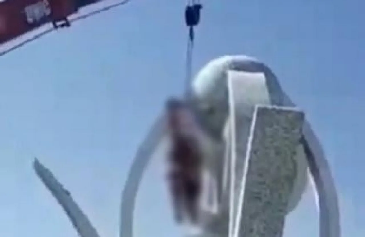 Afghanistan Crisis: तालिबानियों की क्रूरता फिर आई सामने, चौराहे पर शव को क्रेन से लटकाया