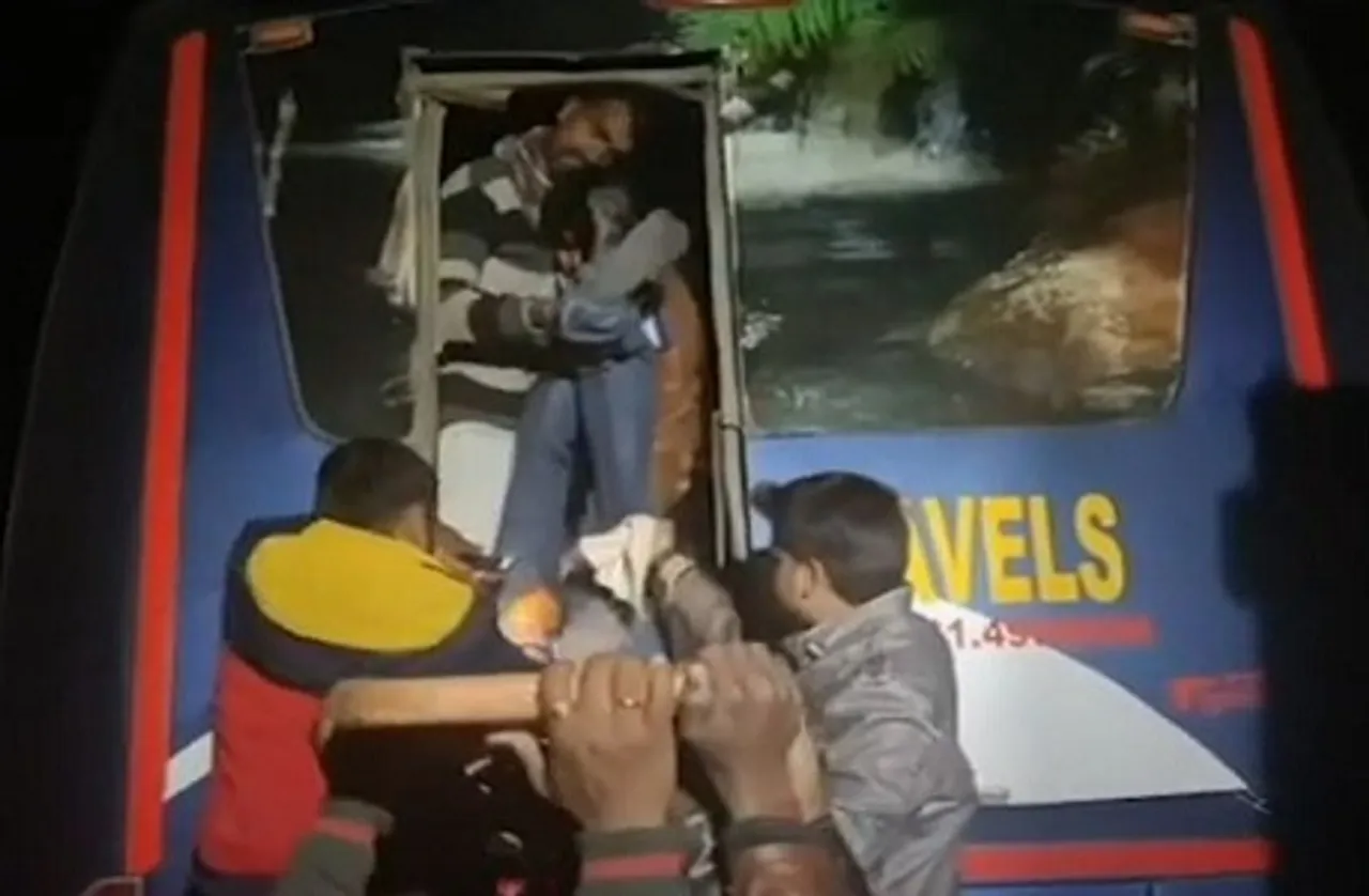 Sagar Accident: सागर में गढ़ाकोटा के पास खड़े ट्रक से टकराई यात्री बस, तीन लोगों की मौत, 12 से ज्यादा घायल