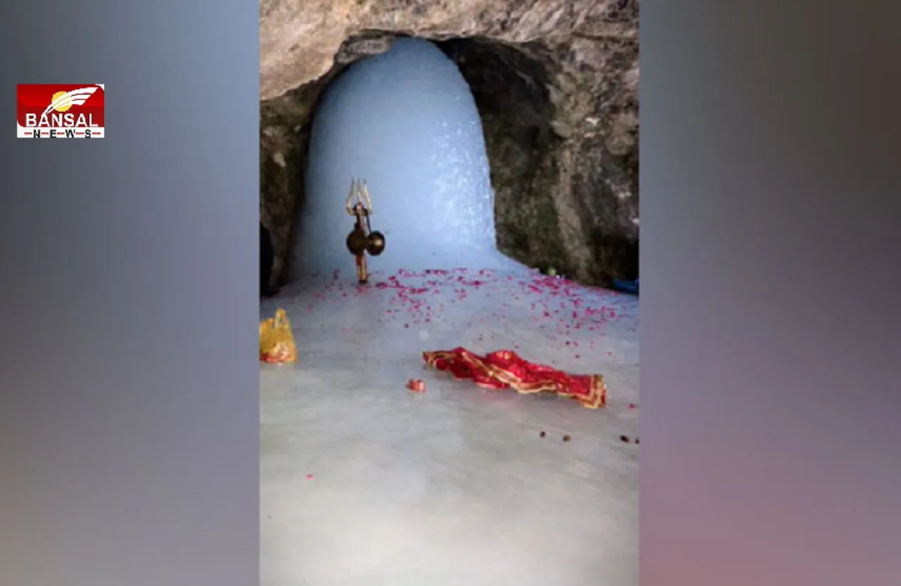 Amarnath Yatra 2021: बाबा बर्फानी की पवित्र गुफा पर श्रद्धा-भाव के साथ हुई प्रथम पूजा, देखिए तस्वीरें