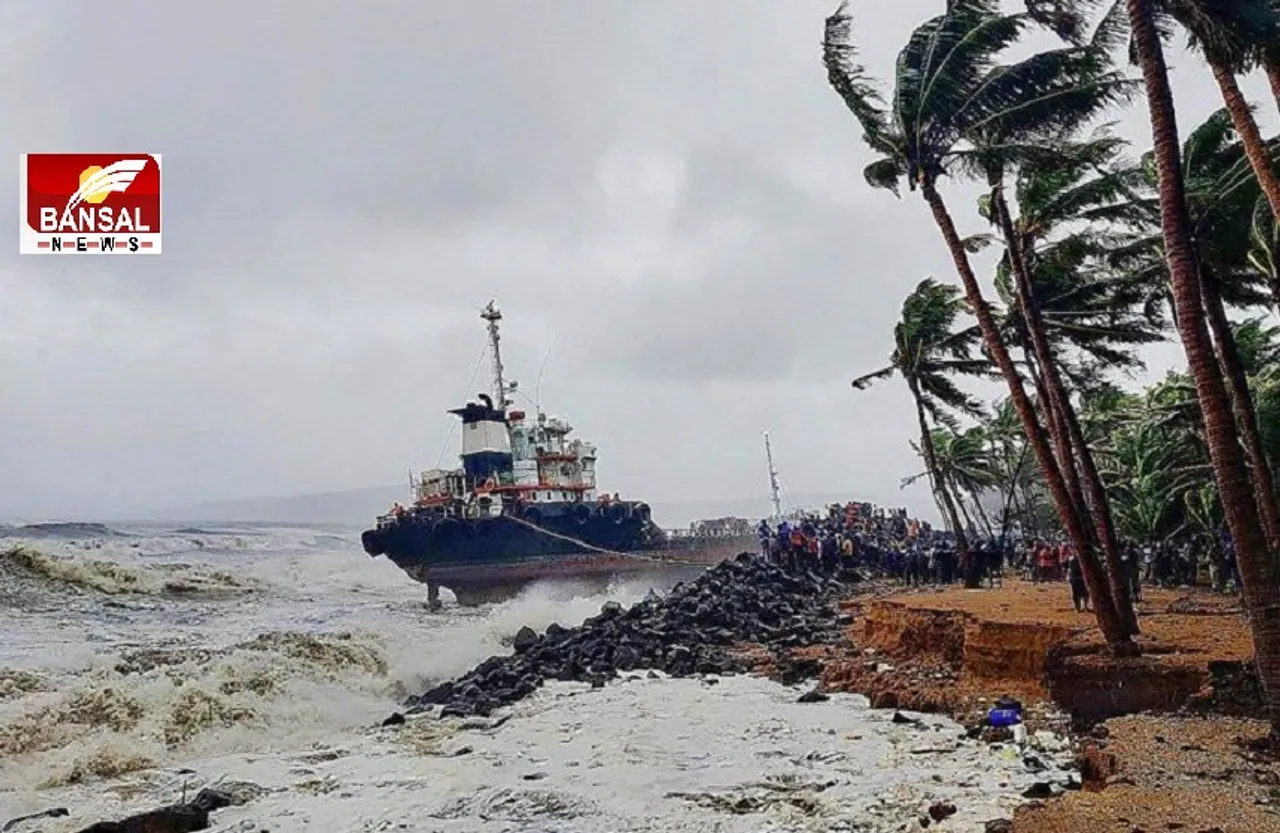 Cyclone Tauktae: ‘ताउते’ मचा गया भारी तबाही,मुंबई में चक्रवात में फंसकर भारतीय जहाज डूबा, 76 लोग अभी भी लापता