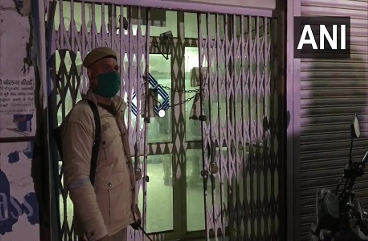 Agra Bank Loot: इंडियन ओवरसीज बैंक में लूट, बदमाशों ने कर्मचारियों को बंधक बनाकर लूटे 56 लाख रुपए