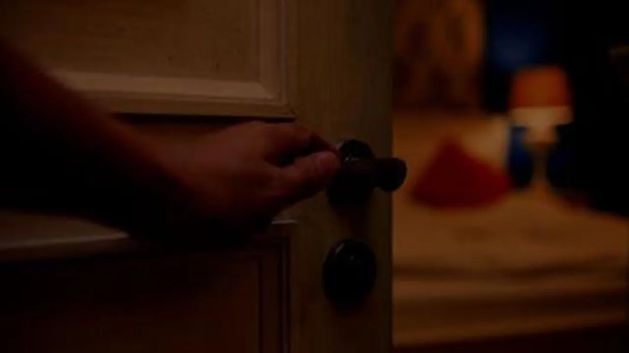 बहन के कमरे से आधी रात को आवाज, नजदीक जाने पर चौंकाने वाला हुआ खुलासा फिर भाई ने