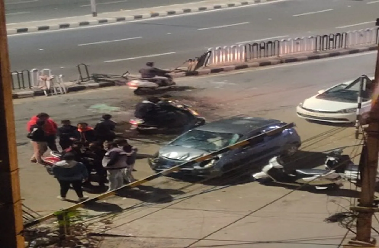 Accident in Bhopal: भोपाल में लालघाटी पर बड़ा हादसा, डिवाइडर से टकराकर पलटी कार, फिर लग गई आग