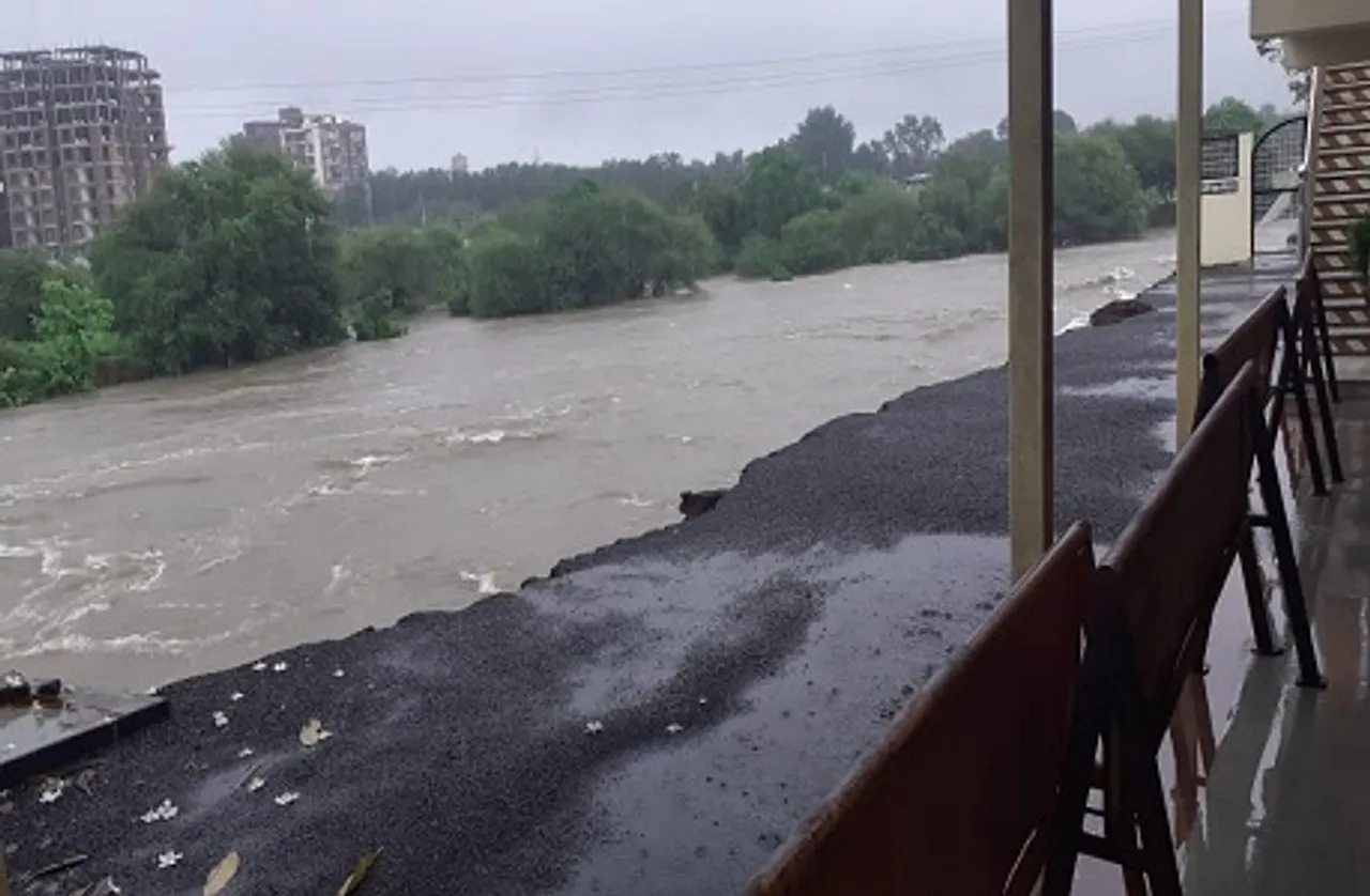 भोपाल के नदी नाले उफान पर,थाना के अंदर तक घुसा पानी, कई गांव से टूटा सम्पर्क मार्ग