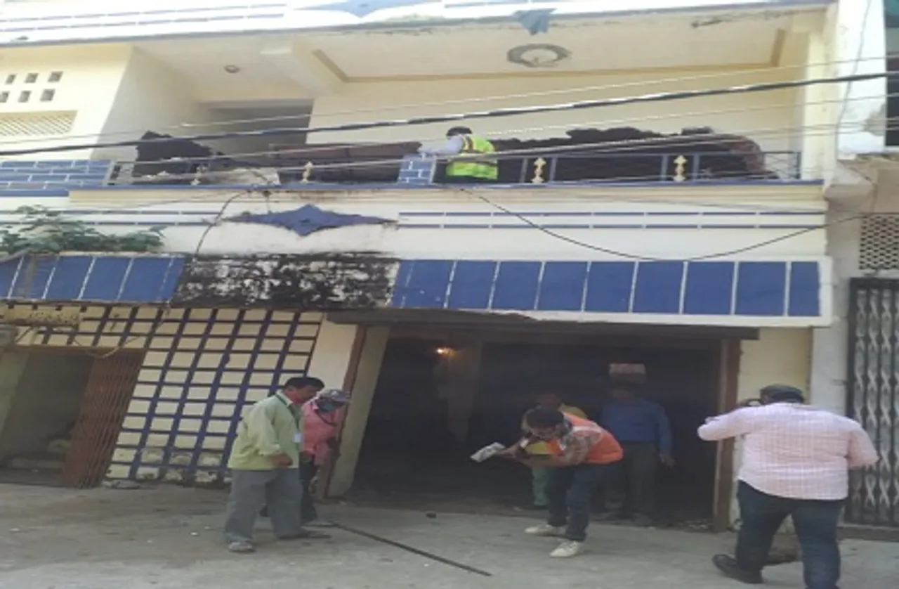 जिला प्रशासन और निगम का अमला कुख्यात बदमाश का मकान तोड़ने पहुंचा, कार्रवाई जारी