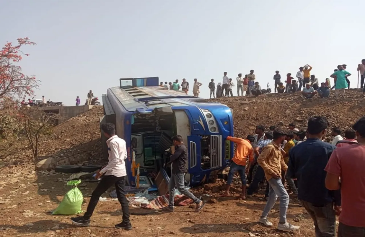 Breaking News: मप्र में नहीं थम रहे सड़क हादसे, धार में फिर पलटी यात्री बस, 16 यात्री घायल, तीन  की हालत गंभीर