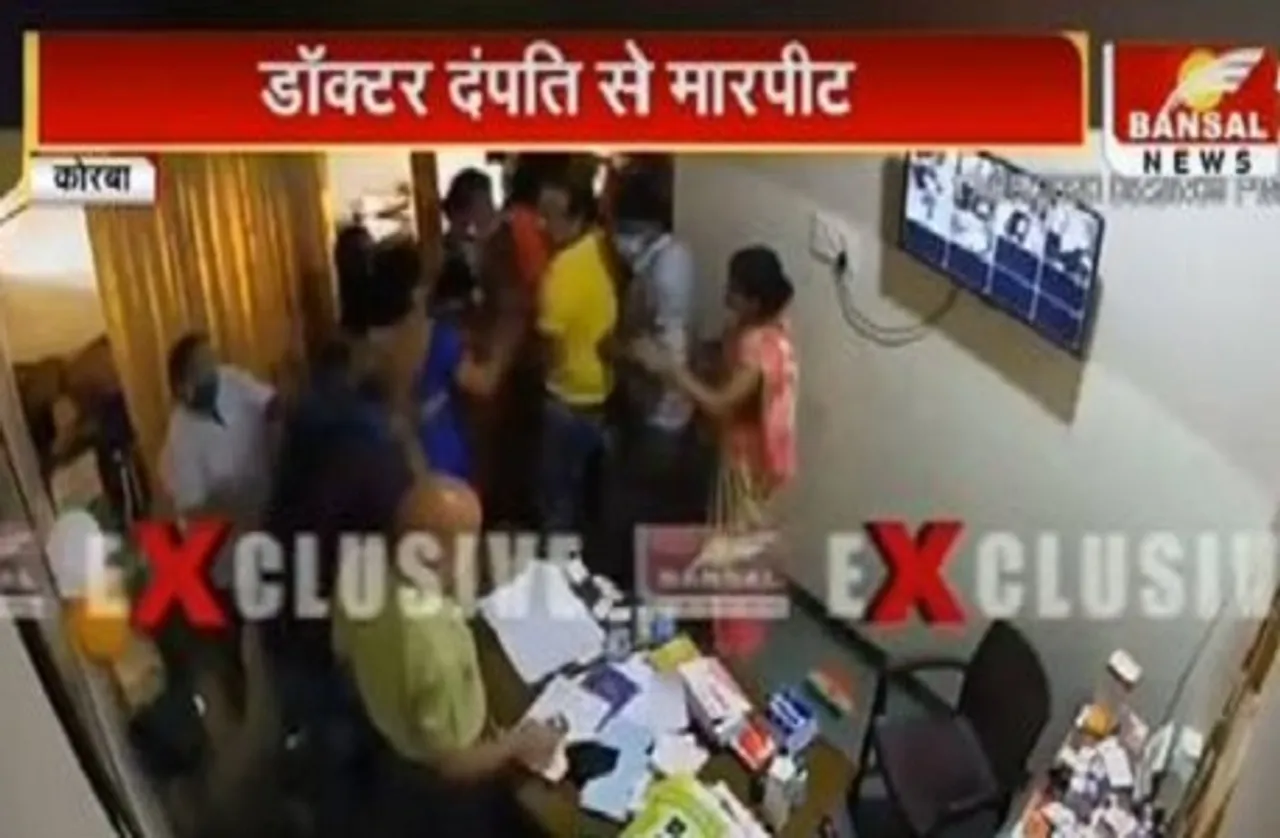 प्रसव के दौरान नवजात की मौत, परिजनों ने डॉक्टरों को पीटा , वीडियो वायरल
