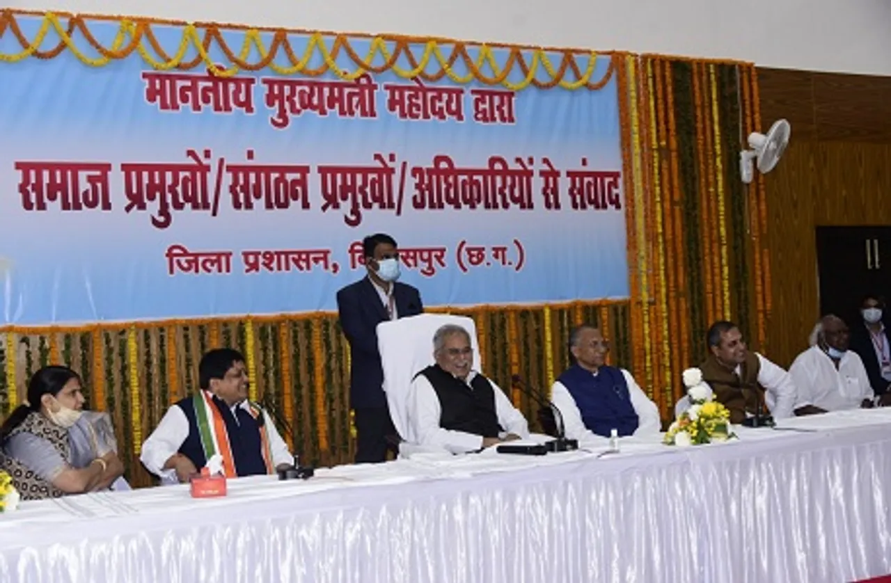 CM भूपेश बघेल ने जिले के अधिकारियों से की चर्चा, जाना हालचाल