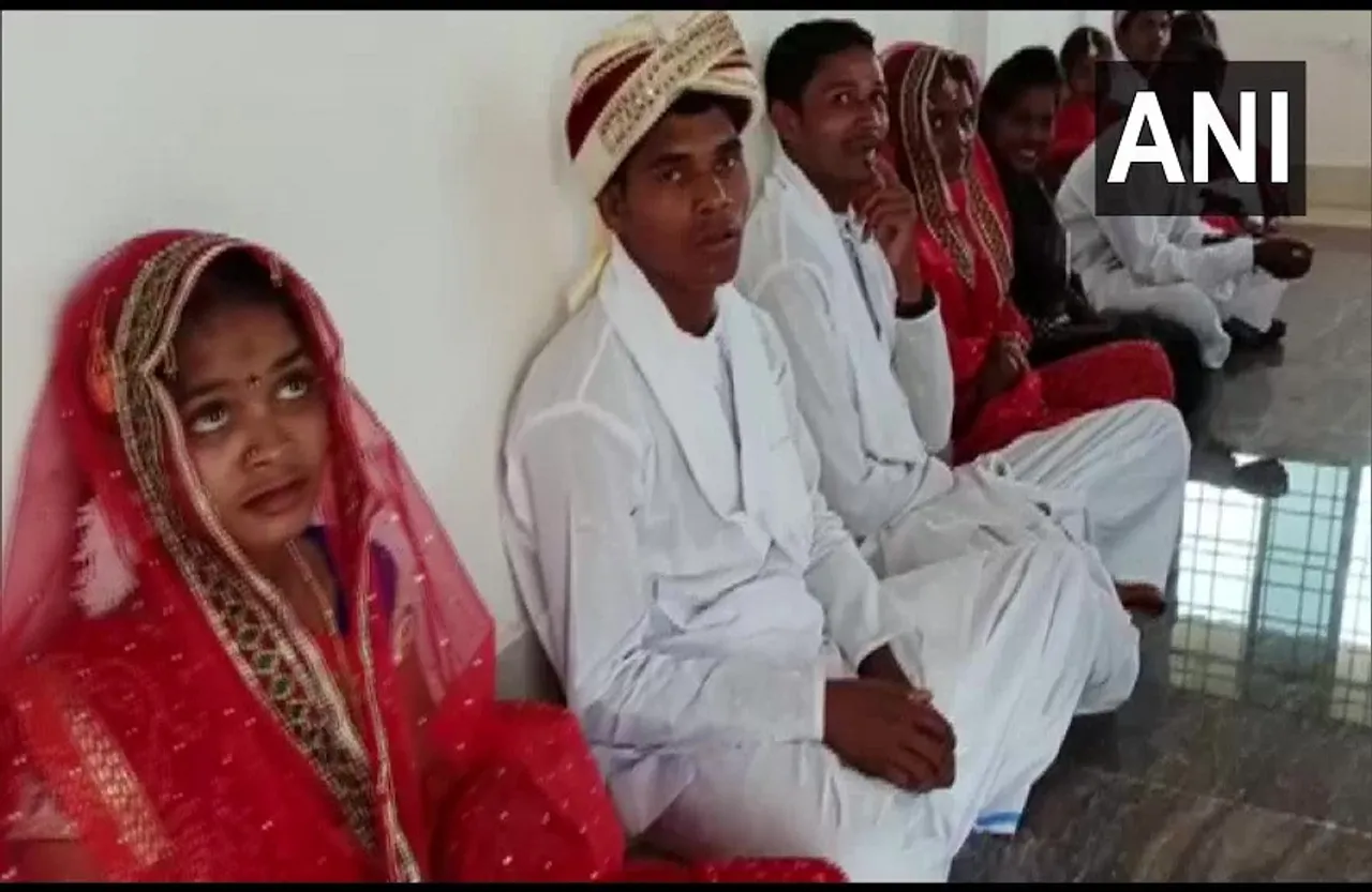 वैलेंटाइन डे पर सरेंडर कर चुके नक्सलियों को मिला खास तोहफा, पुलिस ने धूमधाम से कराई 15 जोड़ों की शादी