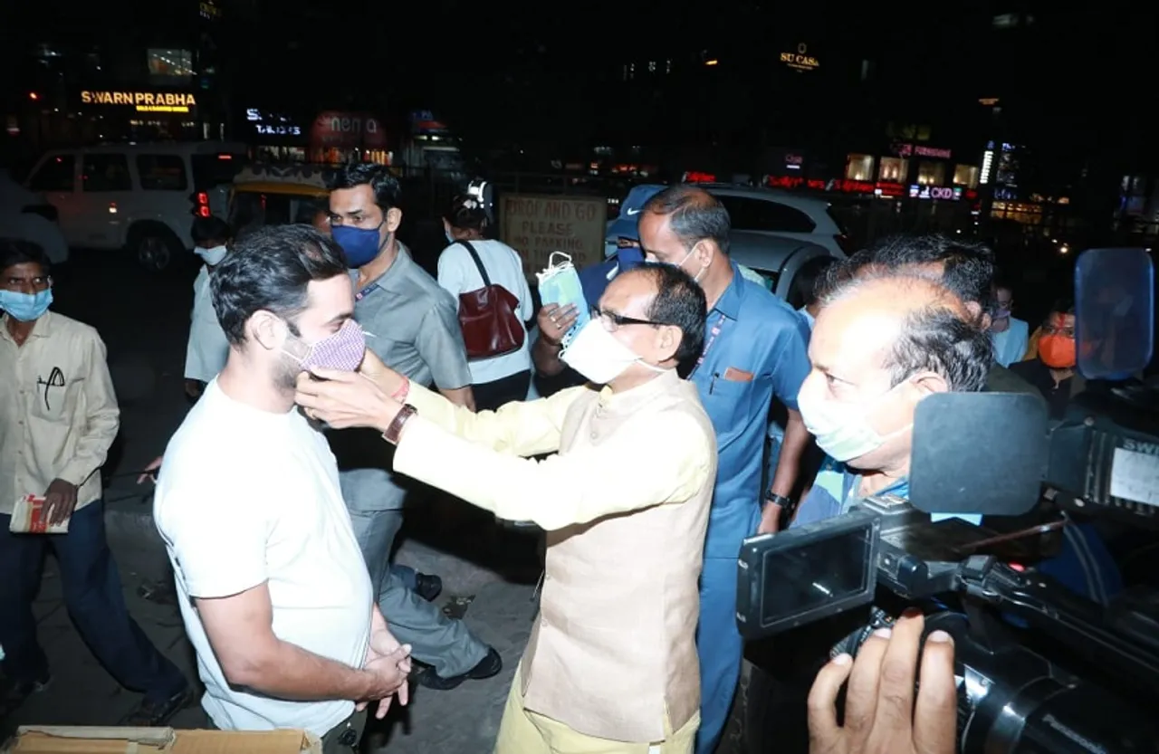 लॉकडाउन से पहले न्यू मार्केट बाजार में सीएम शिवराज ने बांटे मास्क, लोगों को किया जागरुक