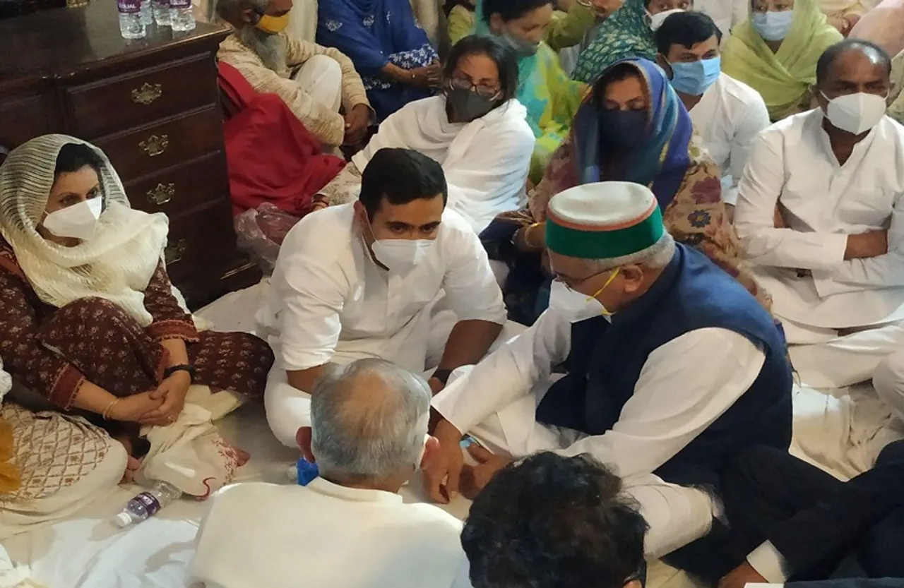 मुख्यमंत्री ने हिमाचल प्रदेश के पूर्व सीएम के पार्थिव शरीर पर पुष्पचक्र अर्पित कर दी विनम्र श्रद्धांजलि