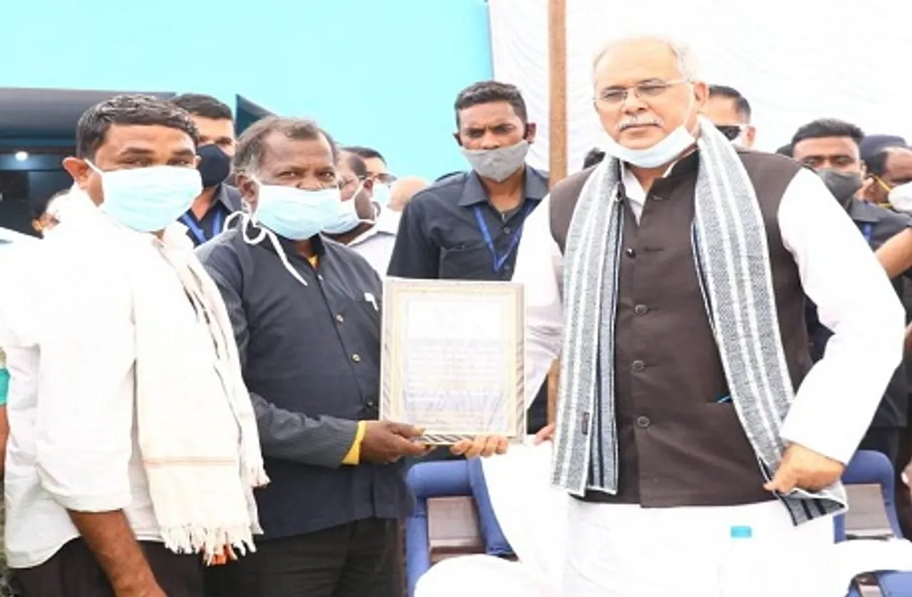 आदिवासी किसान ने गोबर बेचकर कमाए 32 हजार रूपए, सीएम बघेल को दिया सौ रूपया इनाम